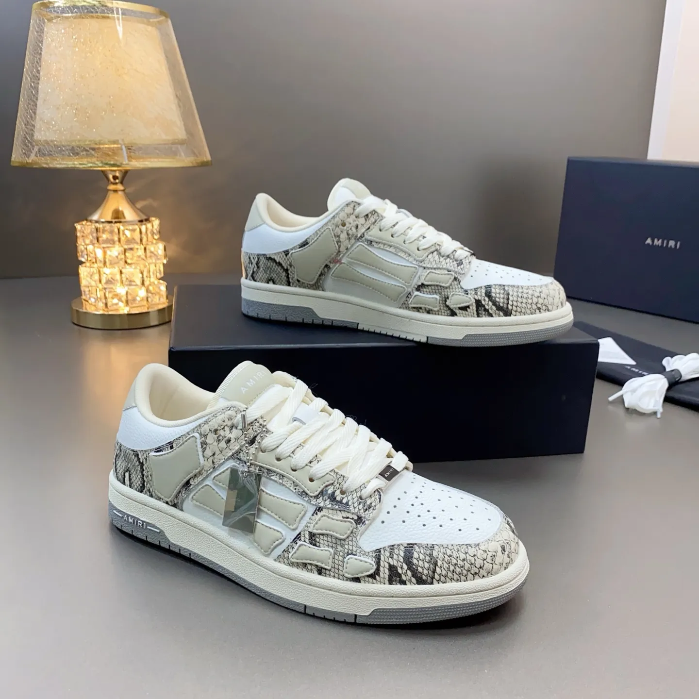 p580🐮🐮AMIRI Couple Style👑 The latest The Pacific Series Couple Style💀🦴Bone Stars Casual Sports Shoes Skateboard Shoes✔️ AMIRI's Pacific shoes are a sneaker that combines luxury and street style. Many celebrities and Internet celebrities have the same style. Its design and workmanship are very exquisite. Made of high-grade cow leather, soft to the touch and highly durable. 💎Fabrics: Original custom imported first-layer cowhide 💎Inner lining: Original customized breathable mesh 💎Foot: Original injection molded one-piece, comfortable, wear-resistant and not tiring for feet 💎Outsole: Original 1:1 molded three-color sole Original outsole 💎Sole thickness: 3CM 💎Size: Female 35-40 Male 39-46 💎Price; Top version 👑Special remarks Remark: (Female size 34 40 . Men's sizes 38 45 46 are customized and cannot be returned or exchanged. Please note when ordering! Thank you🤝🤝